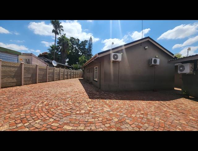 217M² OFFICE FOR SALE IN RUSTENBURG CENTRAL